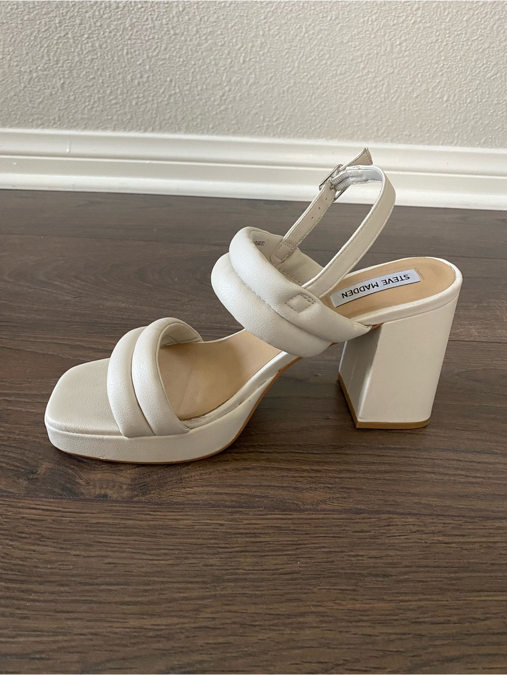 Steve Madden NWOT Cream Padded Strap Block Heel Sandal
